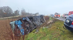 V autobuse, ktorý sa zrazil s osobným autom, sa mali viezť aj deti. Dostali však riaditeľské voľno