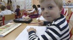 Vláda sa plesla po vrecku, rodičia budúcich prváčikov dostanú stovku