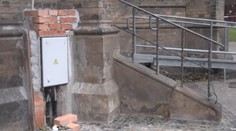 Robotníci zohyzdili pamiatku v Prahe. Ich lajdácku robotu komentujú ľudia na internete