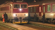 Muž (45) z Levíc si opitý sadol na koľajisko. Teraz leží bez nohy v kritickom stave v nemocnici