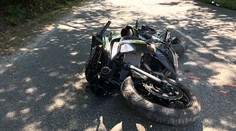 Tragická nehoda pri Hlohovci: Motorkár (†20) spadol, šúchal sa po ceste a narazil do auta