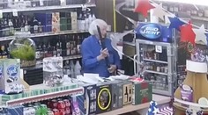 Mala to byť  jednoduchá lúpež. Senior (80) s brokovnicou prekvapil zlodejov nekompromisnou reakciou