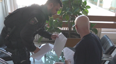 Najprv sa spolu opili, teraz sa stretli na súde. Oboch chytili v rovnaký večer a šoférovali to isté auto