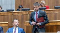 Plán zrušiť výsluhové dôchodky alebo zostrihaný hoax? Šutaj Eštok a Šimečka sa do seba pustili pre rozhovor v rádiu
