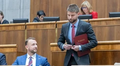 Plán zrušiť výsluhové dôchodky alebo zostrihaný hoax? Šutaj Eštok a Šimečka sa do seba pustili pre rozhovor v rádiu