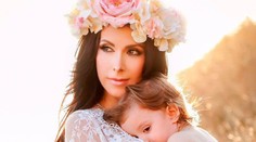 Playboy modelka sa pochválila nahými fotkami vo vani. Dojčí pri tom synčeka