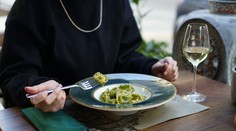 Za obľúbené pesto zaplatila rokom v nemocnici. Žene pre vzácne ochorenie ochrnulo celé telo