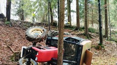 Zišiel z cesty a s traktorom sa prevrátil. Príčina nehody prekvapila aj policajtov