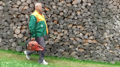 Pilčík z Východnej náhle ohluchol. Nemá robotu ani invalidný dôchodok