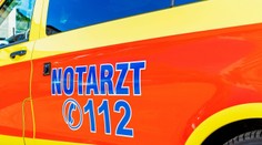 Šesťčelnná rodina sa pred búrkou ukryla pod stromom v parku. Udrel do nich blesk, dvoch z nich museli oživovať