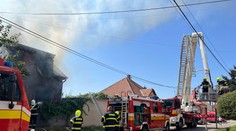 V Šoporni horí rodinný dom, na mieste zasahuje 30 hasičov