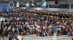 Enormné množstvá cestujúcich a meškajúce lety. Európske letiská očakávajú počas leta preťaženie