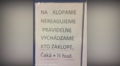 Neklopte, lebo si počkáte ešte dlhšie. Nápis na dverách ambulancie šokoval pacientov