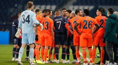 Hráči Basaksehiru opustiil ihrisko, údajne ich urazil štvrtý rozhodca