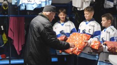 Vianoční pomocníci opäť rozdávajú dobro. Aj mladí popradskí hokejisti obdarovali miestnych seniorov