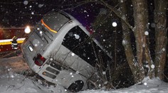 Jeden mŕtvy a 13 zranených pri nehode autobusu na juhu Čiech