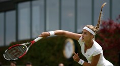Schmiedlová na Wimbledone skončila, Williamsová ďalej