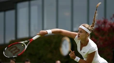 Schmiedlová na Wimbledone skončila, Williamsová ďalej