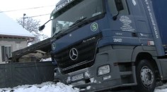 Kamión vletel do dvora. Najväčšiu hrozbu vidieť nebolo