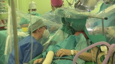 Pozreli sme sa, ako vyzerá operácia nádoru na mozgu. Prekvapí vás, čo všetko musí pacient pri vedomí robiť