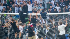 VIDEO: Chuligáni vtrhli počas veľkého derby na ihrisko, hádzali svetlice a brankára napadli kovovým vedrom