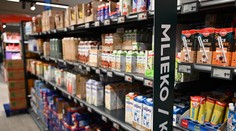 Cena mlieka sa prepadá. Farmári prerábajú, boja sa zatvárania chovov