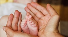 Češka nečakane porodila doma, bábätko zomrelo. Postup policajtov vás zarazí