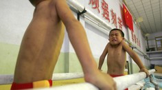 Mučenie alebo škola? Drsné zábery príprav detských gymnastov v Číne