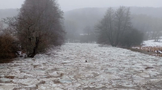 Ľadová bariéra ohrozuje Slatinu. Teplé počasie môže spustiť nebezpečný ľadochod