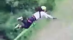 Žena sa odvážila na bungee jumping. Zvuk jej dopadu naháňa hrôzu