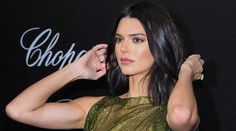 Jennerka v Cannes nepotrebovala ani röntgen. Cez úsporné šaty jej boli vidieť prsia