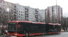 Vodič autobusu MHD musel v Petržalke prudko zabrzdiť. Hlásia šesť zranených