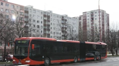 Vodič autobusu MHD musel v Petržalke prudko zabrzdiť. Hlásia šesť zranených