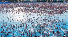 FOTOGRAFIE TÝŽDŇA: Útok na ukrajinské nákupné centrum, preplnený čínsky aquapark či zlomený Pribinov meč