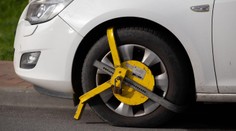 Bizarná snaha vyhnúť sa pokute. Muž si na auto nainštaloval ukradnutú papuču