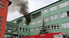 Oheň zničil kabinet na strednej škole v Spišskej Novej Vsi: Jedného žiaka museli vyšetriť