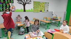 Od stredy ostanú otvorené len školy pre deti rodičov, ktorí musia chodiť do práce