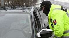 Za týždeň evidujú policajti takmer 2000 porušení zákazu vychádzania a stovky ľudí bez rúšok