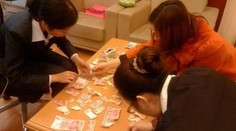 Chlapcovi dovolili trhať knihy. On roztrhal životné úspory