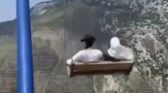 Chvíle hrôzy pre dvojicu žien. Počas hojdania sa spadli z najhlbšieho útesu Európy