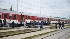 Miesta vo vlakoch sa rýchlo míňajú. Niektoré spoje sú už počas Dušičiek vypredané
