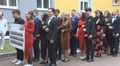 Úsmevy na tvárach, ale aj slzy v očiach. Maturanti sa lúčili v uliciach Svidníka