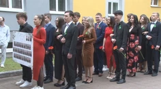 Úsmevy na tvárach, ale aj slzy v očiach. Maturanti sa lúčili v uliciach Svidníka
