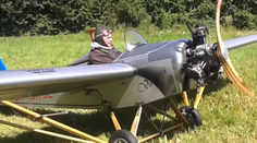 Čech chodí do práce lietadlom, ktoré sám postavil. Vyjde ho to lacnejšie ako autom