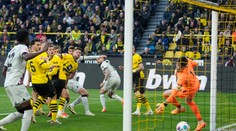 Šnúru neporaziteľnosti zachránili v 97. minúte. Leverkusen nezaháľa ani po historickom titule