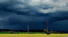 Na západe a severozápade hrozia silné búrky, zasiahli už východ Slovenska