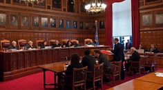 Vládny úradník 10 rokov nechodil do práce a bral plat. Najvyšší súd rozhodol o historickom treste