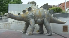 Španielska polícia vyšetruje záhadné úmrtie muža. Ako sa jeho telo dostalo do sochy dinosaura?
