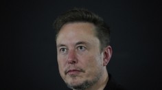 Elon Musk strká prsty do európskej politiky. V Británii rozdúchal obrovský škandál