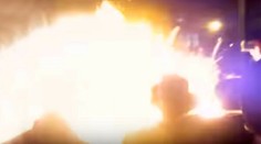 VIDEO: Počas židovských osláv vybuchla pri zapaľovaní vatra, popálila ľuďom tváre